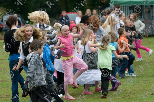 IMG 1111 
 Earls Barton Carnival, Richard Curtis arena display performance and demonstration crowd shots 
 Keywords: richard curtis, display, green grass, demonstration, crowd, participation, children, earls barton carnival, june, 2008