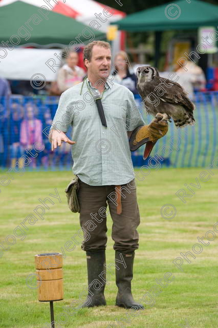 AWC 0034 
 RSPCA Milbrook, Chobham, Woking, 2005, arena demonstrations and displays, charity 
 Keywords: chris o'donnell, hawk experience, millbrook, owl, woking