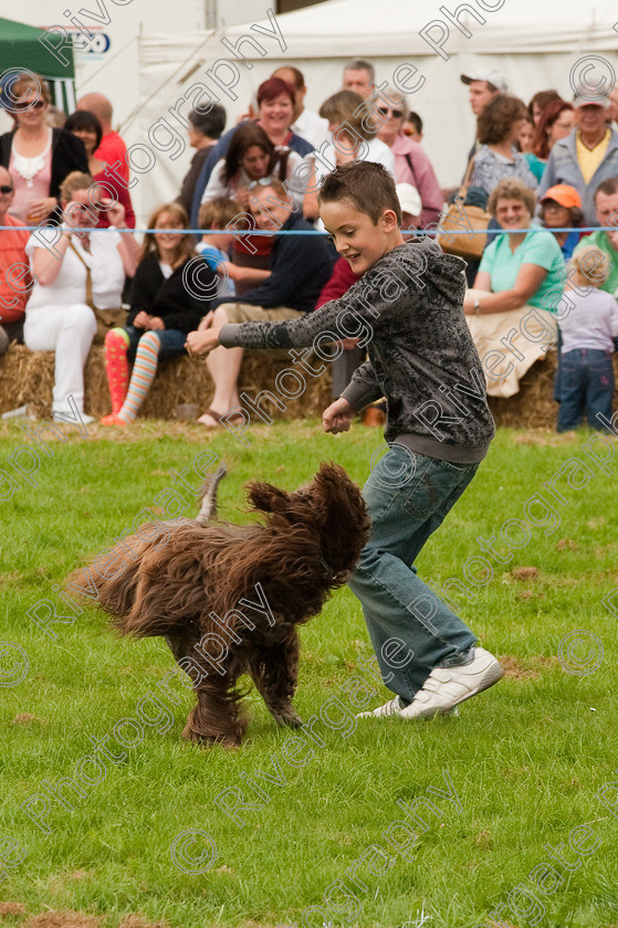 AWC 1437 
 Wanborough Country Show, August 2009, Richard Curtis' K9freestyle Dancing Dog Arena Display 
 Keywords: 2009, arena demonstration, arena display, august, canine freestyle, dog dancing, dog display, England, heelwork to music, k9freestyle, Lynch Field, Lynch Field, Wanborough, Wiltshire, England, UK, richard curtis, UK, wanborough country show, Wanborough, Wiltshire